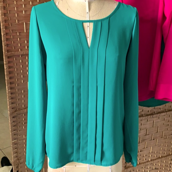 Silky Green blouse with v detail - Picture 1 of 5